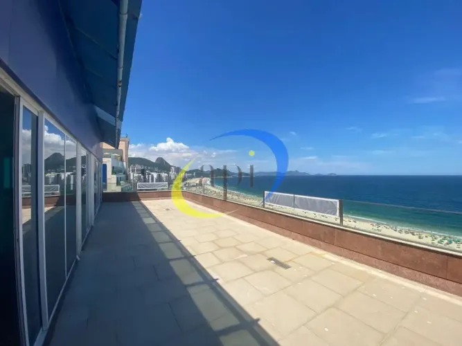 Linda e ampla cobertura de frente para o mar à venda na cobiçada Av. Atlântica, Copacabana
