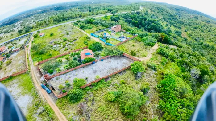 Terreno murado com poço e energia