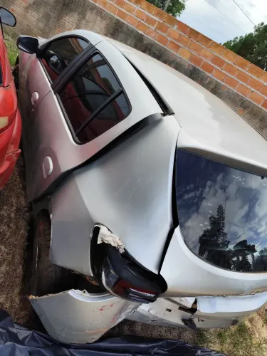Sucata do Sandero 2016. Tenho a lataria e acessórios . Só vendi o motor 