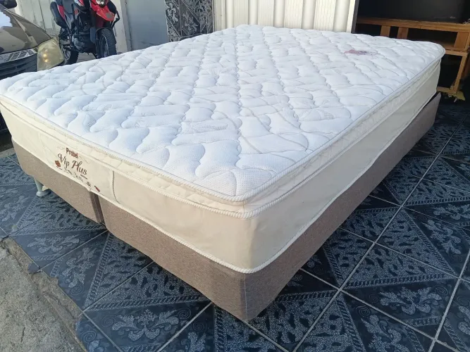 Cama Queen seminova