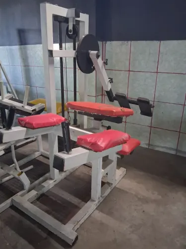 Equipamento de musculação: Aparelho para treinar Glúteo.