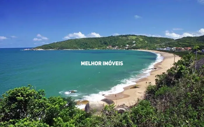 Terreno á venda na Praia do Estaleiro localizada em Balneário Camboriú.