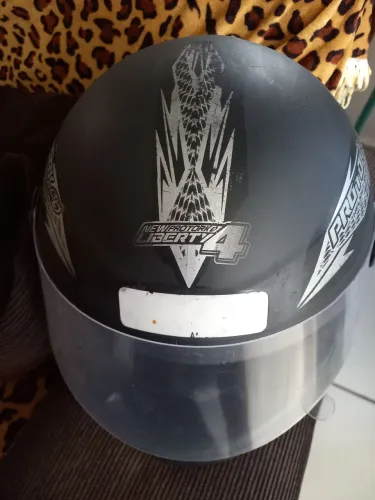 Vendo capacete higienizado forro novo vizeira nova e pintura retocada protork tamanho 58
