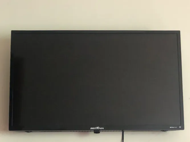 Vendo uma televisão com controle remoto, em ótimo estado. Da marca Britânia.
