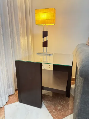 Mesa lateral Etna modelo Firenze com estrutura em madeira e tampo em vidro
