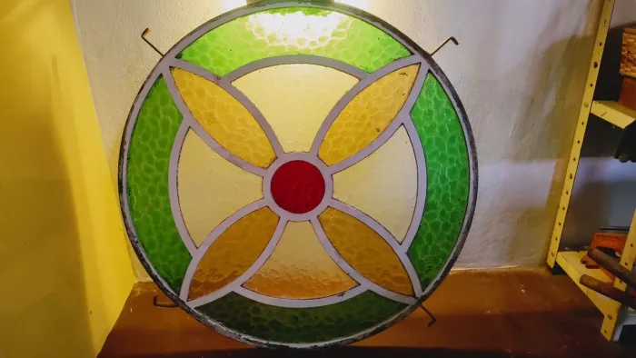 Vitral redondo com tema de flor 