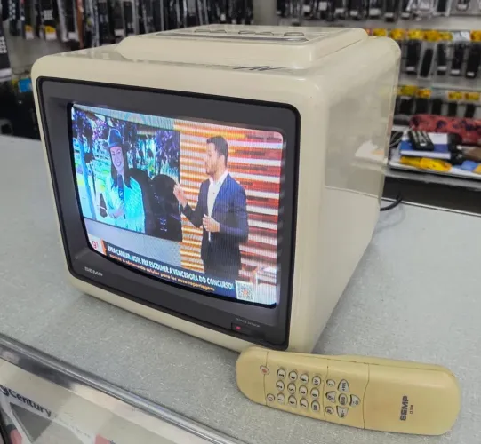 Tv retrô Semp (modelo clássico de 10 polegadas) funcionando com imagem linda