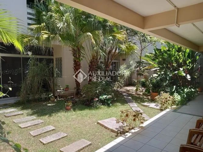 Pousada com 8 suítes + apto de 83m² a 350m da praia dos Açores com alto potencial de fatur
