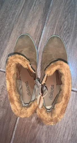 bota Dakuta camuça caramelo com pele 