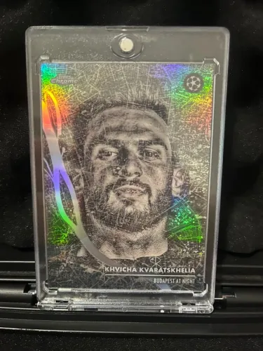 Carta 25-26 Topps Chrome Kvicha Kvaratskhelia Budapest at Night SSP (1:4657)