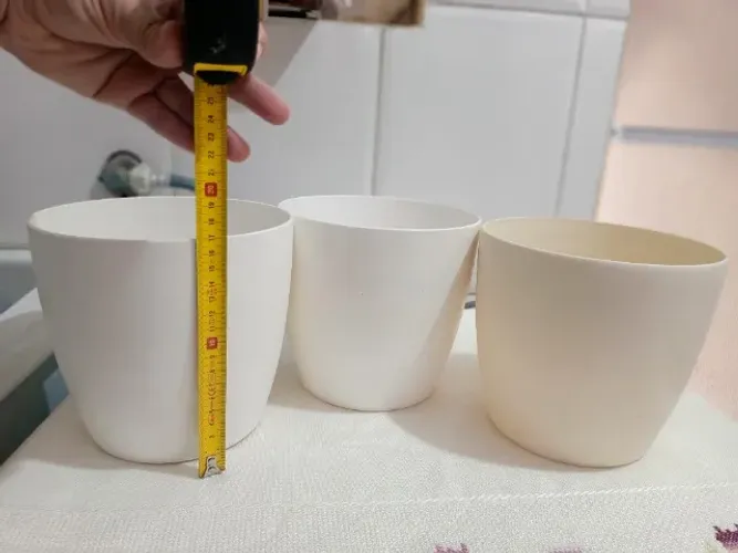 3 Vasos de plástico grande, 2 brancos e um bege clarinho