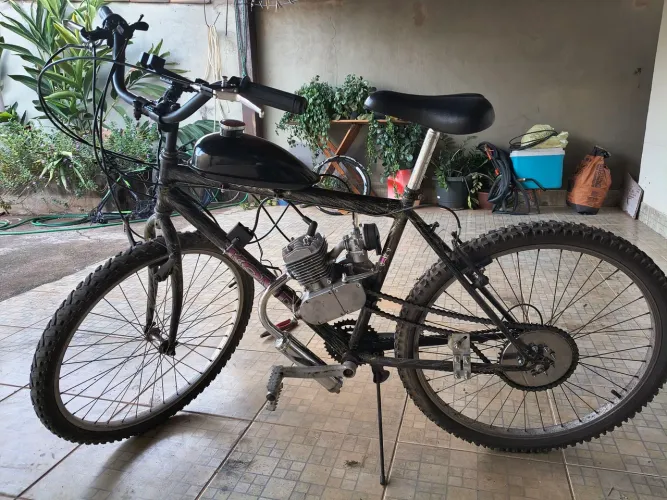 Bicicleta motorizada montada