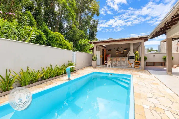 Casa semimobiliada com piscina e área de festas à venda no bairro Fidélis - Blumenau/SC