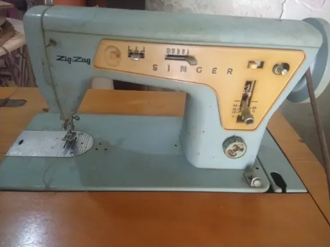 Máquina de Máquina de costura Singer Zig Zag. Modelo antigo e robusto. Ideal para uso domé