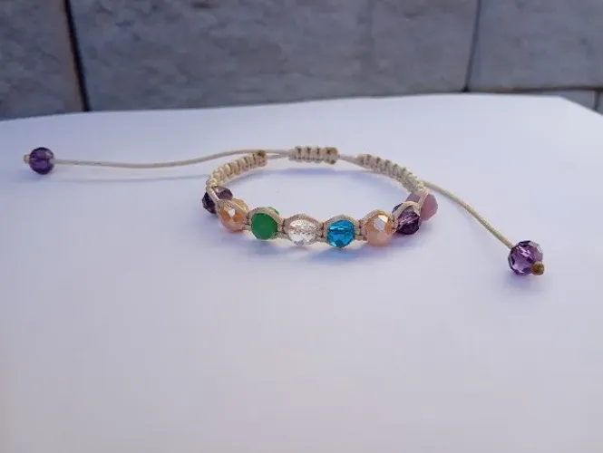 Pulseira artesanal em macramê com cristais facetados. 01