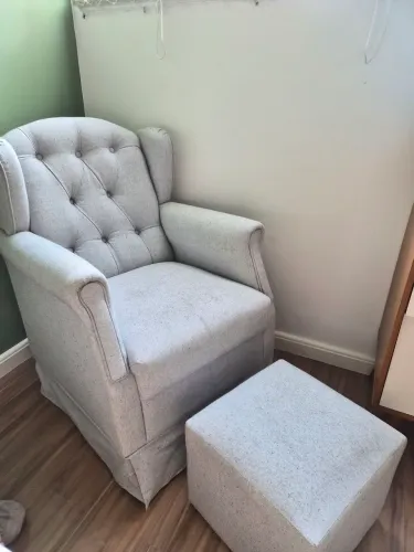 Poltrona de amamentação com puff cinza | confortável | quarto bebê