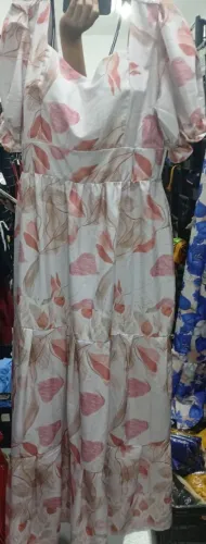Colchas e roupas variedade mercadoria que dá prá pessoas revende