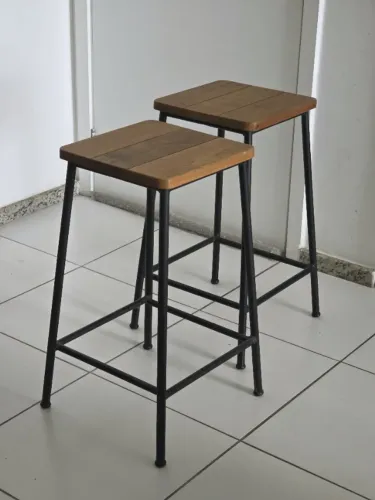 Kit 2 Banquetas Baixas Estilo Industrial Madeira Maciça e Ferro Preto 63cm