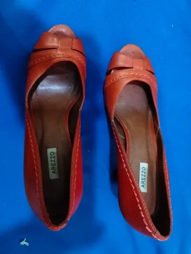 2 Pares de salto meia pata, couro