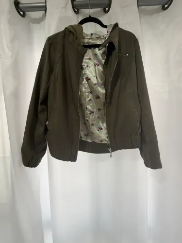 jaqueta bomber verde militar com capuz e forro floral