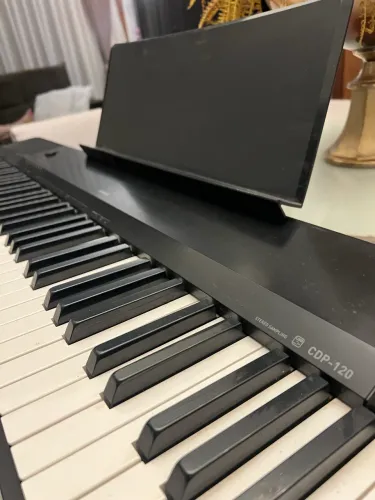 Vende-se piano digital