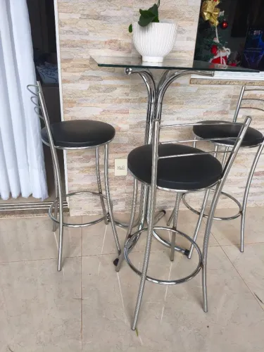 mesa bistrô com 3 banquetas.