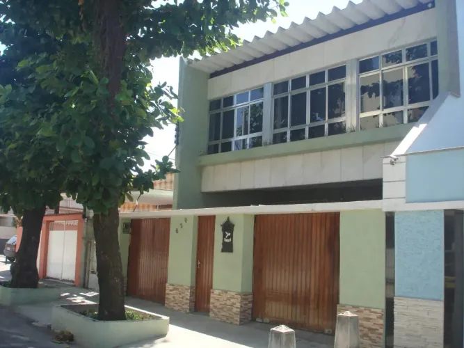 Casa Venda - com 5 quartos sendo 2 suítes e 4 banheiros em Vila da Penha (direto com o pro
