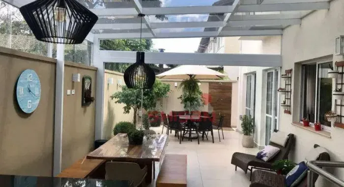 Casa de Condomínio em Campo Belo com 436m²