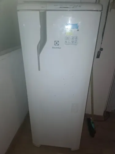 Electrolux RE31, capacidade de 240 litros, em excelente estado de conservação. Estou vende