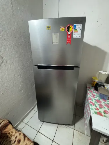 Geladeira com pouco tempo de uso , da marca Samsung toda boa