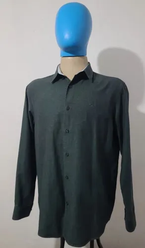Camisa social verde tamanho 4, bonita, elegante, bem confortável, tecido macio.