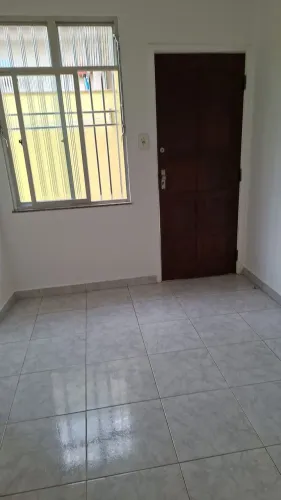 Alugo casa .