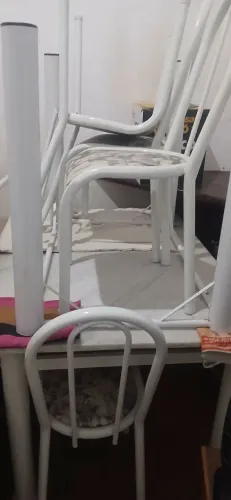 Vendo uma mesa com 4 cadeiras bem conservada