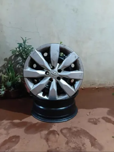 Vendo jogo de roda aro 16 de ferro Toyota  com calotas originais 