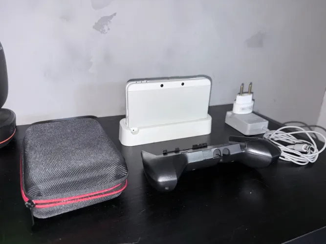 New Nintendo 3DS Branco Dual IPS + 64 GB + Kit de Acessórios Oficiais