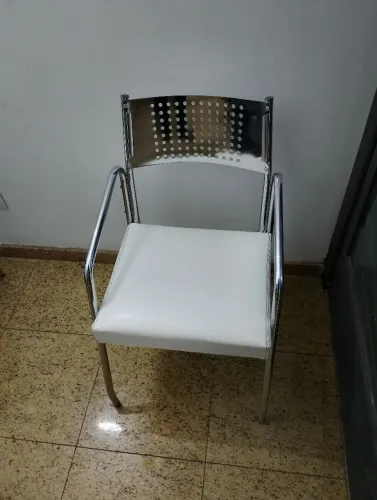 Cadeira inox com assento estofado branco