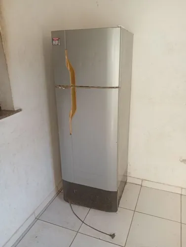 Vende se uma geladeira 250 reais