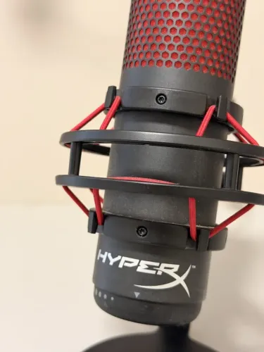 Microfone HyperX QuadCast USB, LED vermelho, com suporte antivibração