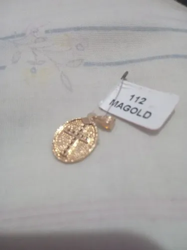 Vende-se um pigente de cordão da marca (MAGOLD Semi jóias)