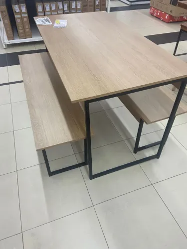 Mesa com dois bancos