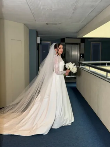 Vestido de noiva clássico (com anágua e véu)