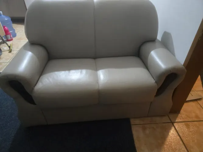 Vendo sofá dois lugares de courino
