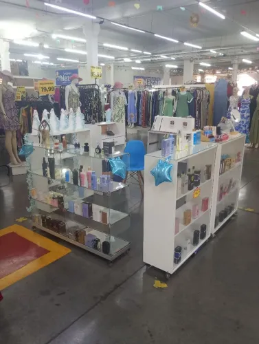 Loja de cosméticos toda montada com produtos 