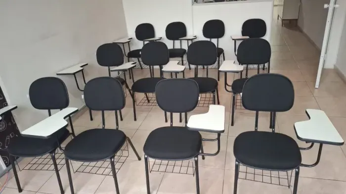 12 Cadeiras Agata Universitária - sendo 2 canhotas.
