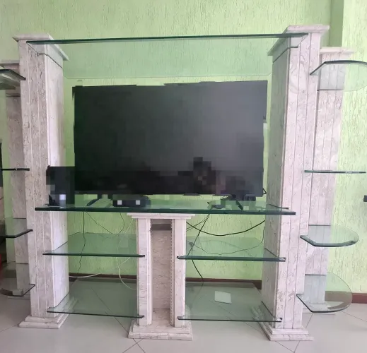 Estante de mármore com prateleiras de vidro.