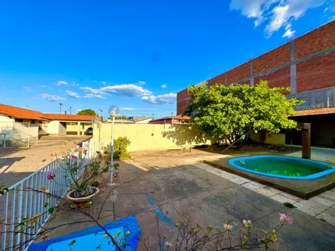 Casa ampla na Av. Santos Dumont, Floriano-PI - 1.100 m², piscina e 5 quartos