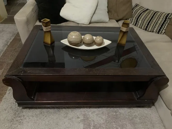 Mesa de centro e aparador clássico em madeira maciça e couro com tampo de vidro fumê