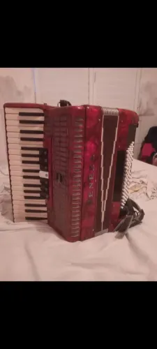 Vende se uma sanfona 8 baixo 