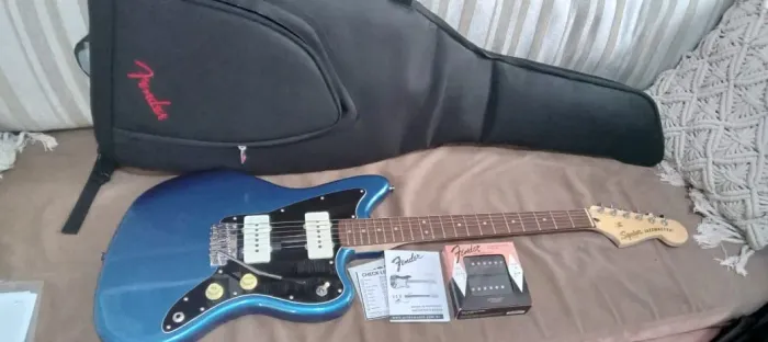 Guitarra Squier Affinity Jazzmaster, captadores/bag Fender, novíssima!