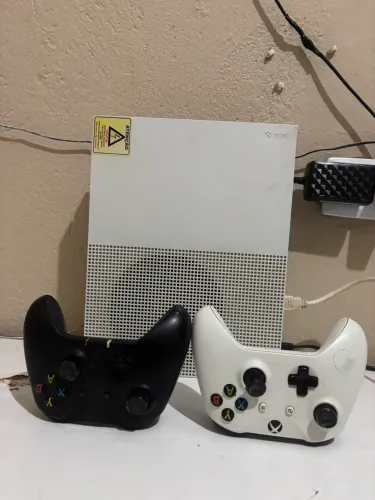 Xbox one 1T c 2 controles 